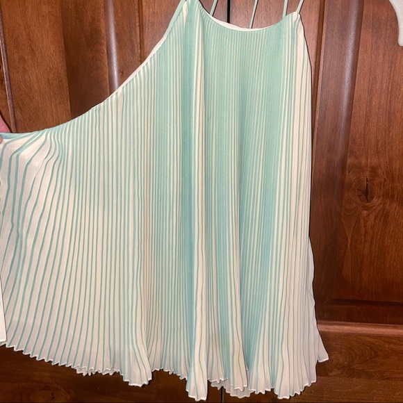 Urban Outfitters Kimchi Blue Amelia Pleated Cami in Mint & Cream - Picture 7 of 13